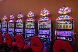 Betting strategy comparison showing house edges for different mini baccarat wager types on CK7777